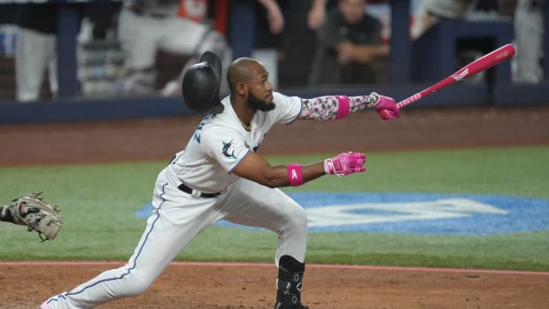 Bryan De La Cruz's helmet falls off after a hit.